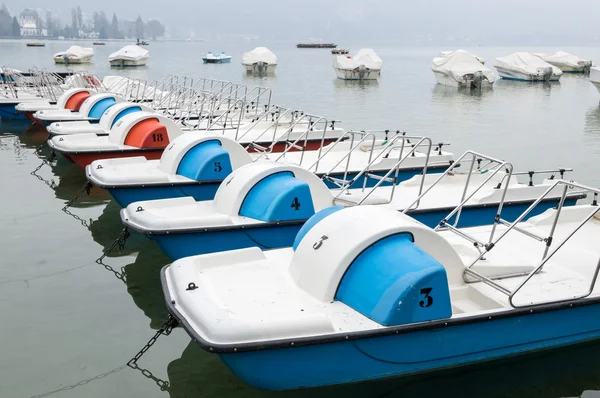 Färgglada trampbåtar på sjön — Stockfoto