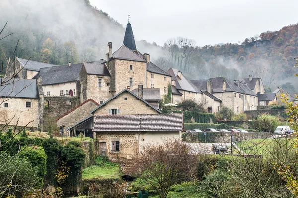 Edifícios antigos em pequena aldeia de montanha — Fotografia de Stock