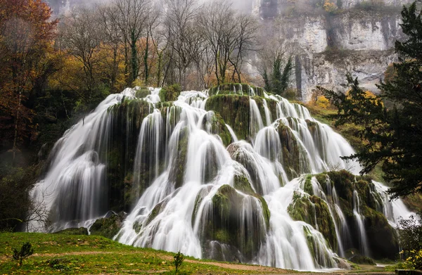 Vodopád Tufs poblíž pohoří Jura — Stock fotografie