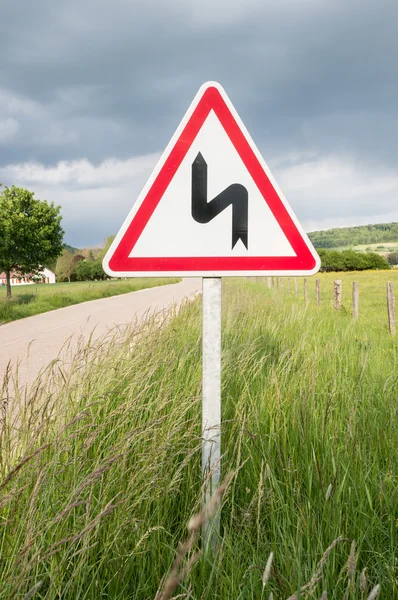 Kronkelende weg teken — Stockfoto