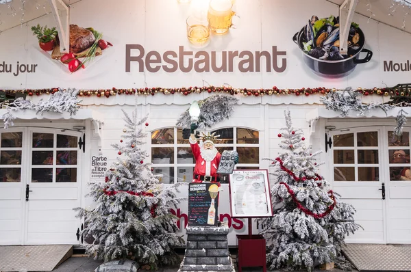 Babbo Natale di fronte a un ristorante — Foto Stock