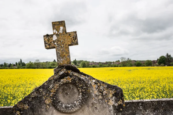 Надгробный крест — стоковое фото