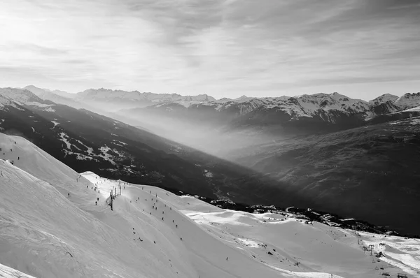 Sciatori sulla pista al tramonto — Foto Stock