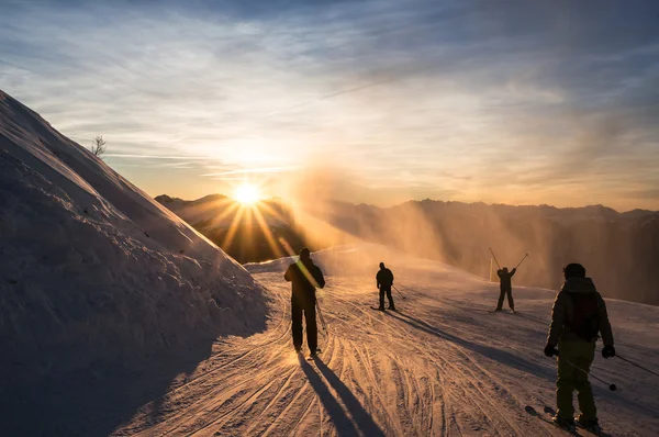 Skiers on the piste at dusk — Stock Photo, Image