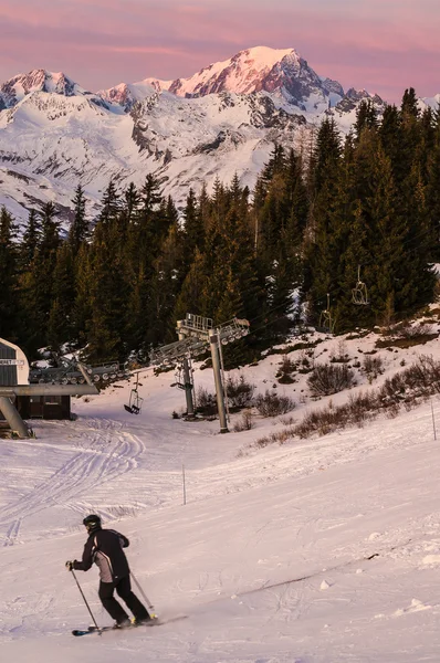 Skiër op de piste in de schemering — Stockfoto