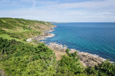 Yeşil kayalık sahil