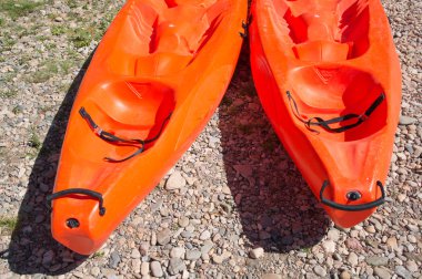 İki kırmızı Kano