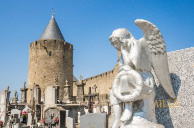 Mezar taşındaki gümüş melek