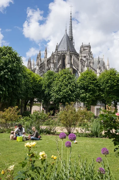 Een familie picknicken in de tuin — Stockfoto