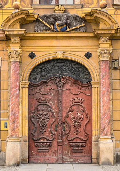 Червоні дерев'яні декоративні двері — стокове фото