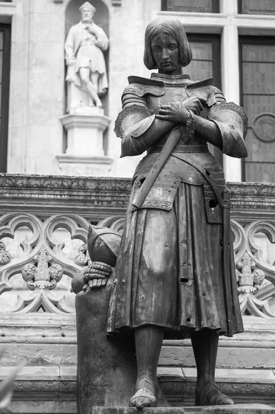 Статуя Жанны д "Арк в Орлеане, Франция (черно-белый) ) — стоковое фото