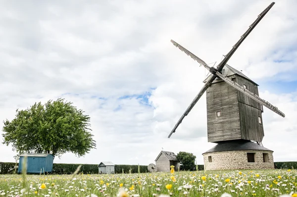 Sautton windmill в Імонвіль — стокове фото
