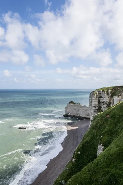 Festői kilátás nyílik a tengerpart közelében Etretat — Stock Fotó