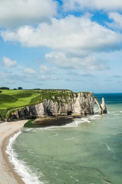 Festői kilátás nyílik a tengerpart közelében Etretat — Stock Fotó