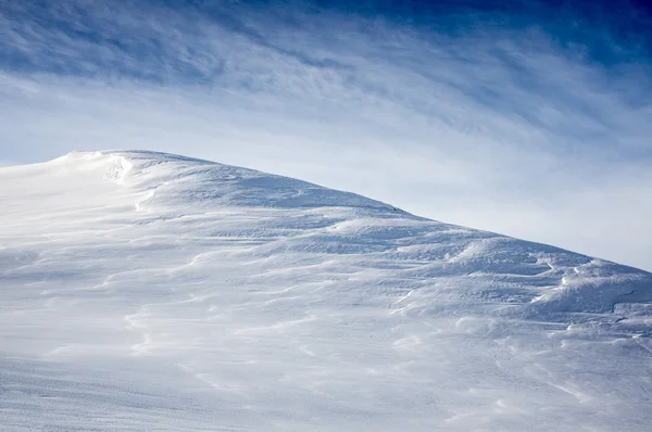 Ladera de montaña nevada —  Fotos de Stock