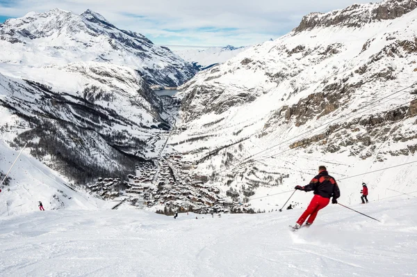 Skifahrer auf der Bergpiste — Stockfoto