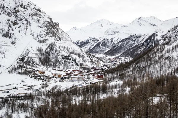 Dorp in de vallei van de besneeuwde berg — Stockfoto