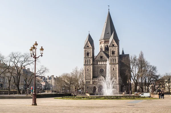 Gotisk kyrka, fontän och lykta — Stockfoto