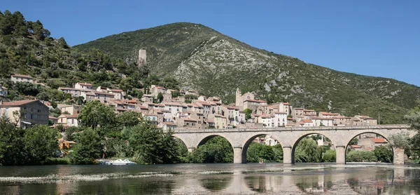 A aldeia de Roquebrun junto ao rio Orb — Fotografia de Stock