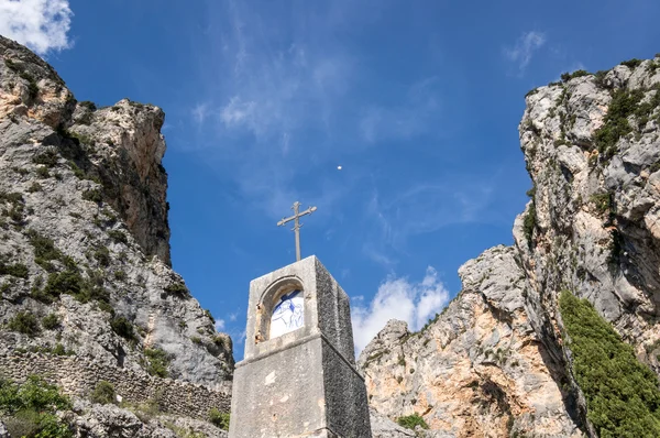 Cruz no caminho da peregrinação, Moustiers Sainte Marie, Provence, França — Fotografia de Stock