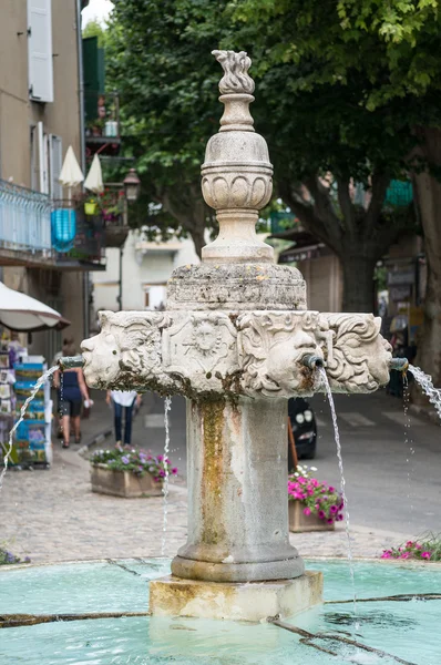 A Valensole szökőkúttal — Stock Fotó