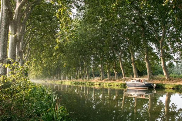 Canal du Midi утром — стоковое фото