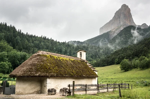 Chapelle de Trezanne Mont Aiguille önünde — Stok fotoğraf