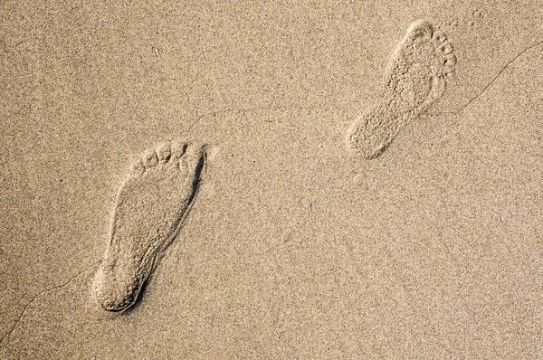 Duas pegadas na areia — Fotografia de Stock