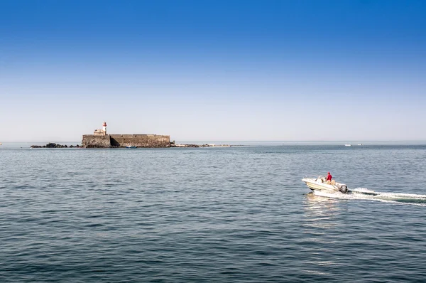 Barco e a velha ilha da prisão em Cap d 'Agde, herault, França — Fotografia de Stock