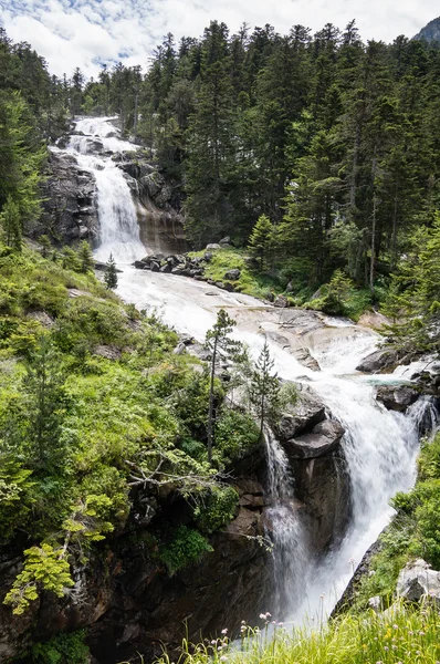 Creek in the Pyrenees with the summit Vignemale — Stock Photo, Image