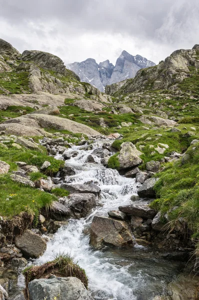 Arroyo en los Pirineos con la cumbre de Viñedos — Foto de Stock