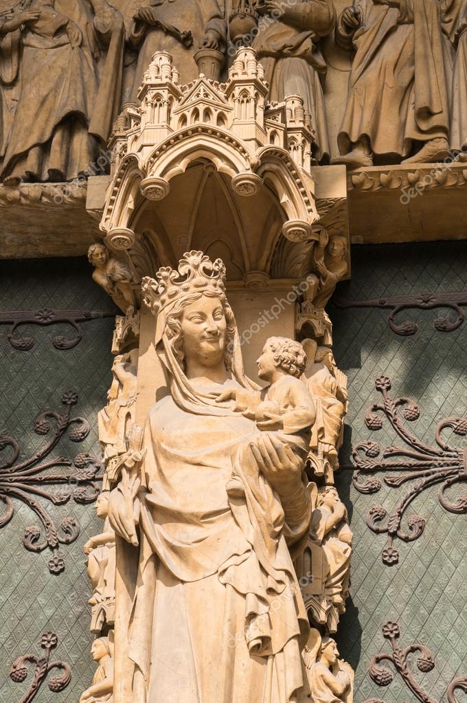 Détail des sculptures sur la cathédrale gothique — Photographie