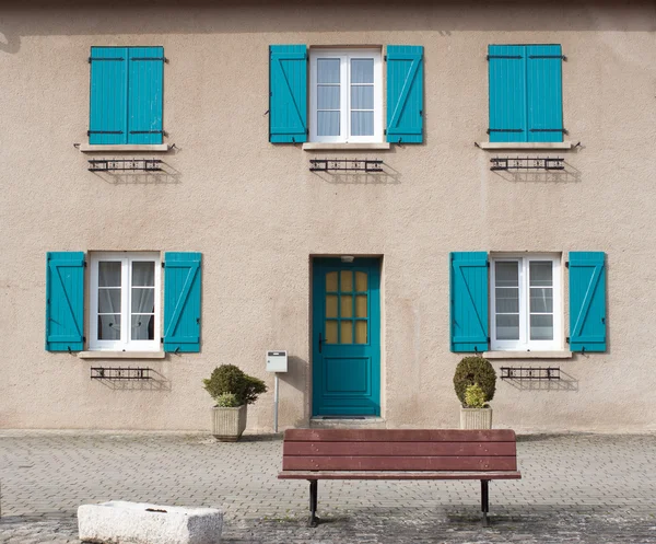Σπίτι με τα μπλε παραθυρόφυλλα στα παράθυρα — Φωτογραφία Αρχείου