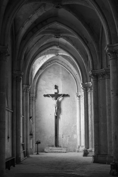 Jesusstatue auf dem Kreuz am Ende einer Arkade, in der gotischen Kirche des Heiligen Pierre (13. Jahrhundert) in Chartres, Frankreich — Stockfoto