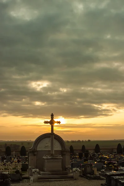 Σταυρός σε ένα νεκροταφείο υπό το πρίσμα ηλιοβασίλεμα — Φωτογραφία Αρχείου