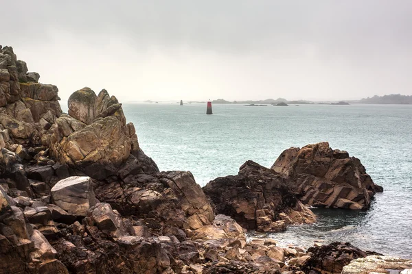 Skalnaté pobřeží v Bretani — Stock fotografie