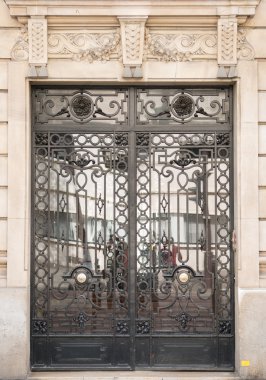 eski siyah metal kapı