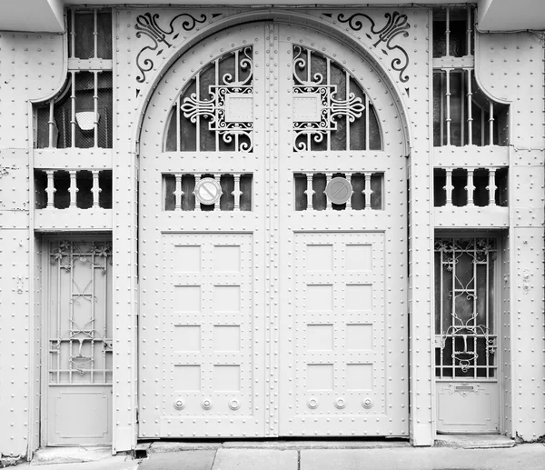 Art nouveau stílus fém ajtó — Stock Fotó