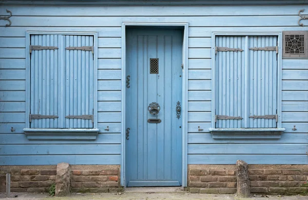 Błękitny dom drewniany fasada — Zdjęcie stockowe