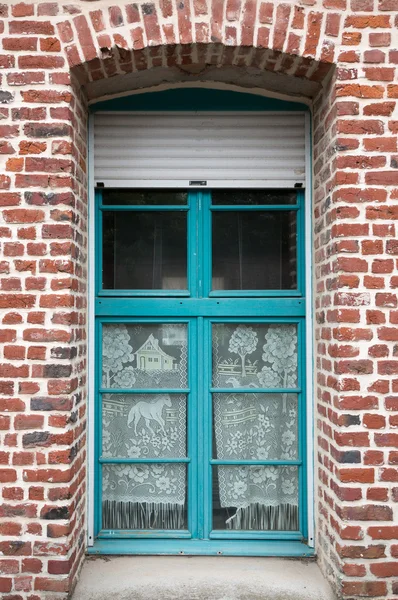 Blaue Tür an der roten Backsteinwand — Stockfoto