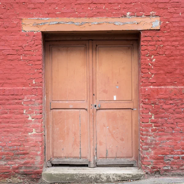 Bir tuğla duvar ahşap kapı — Stok fotoğraf