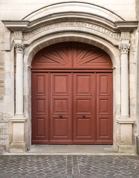 Vecchia porta di legno rosso — Foto Stock