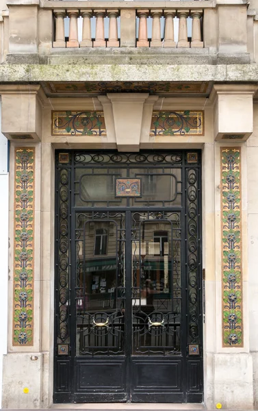Stare czarne drzwi metalowe — Zdjęcie stockowe
