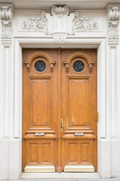 古い茶色の木製のドア — ストック写真