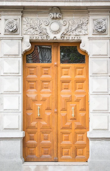 Старі коричневі дерев'яні двері — стокове фото