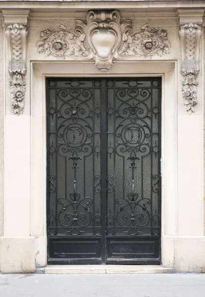 Черная металлическая дверь — стоковое фото