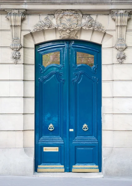 Голубая деревянная дверь — стоковое фото
