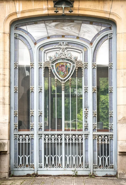 Art nouveau stijl metalen deur — Stockfoto