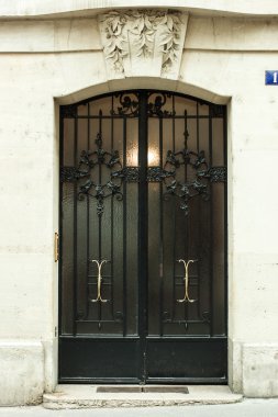 eski siyah metal kapı