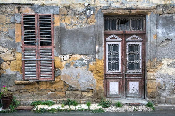 Velha porta de madeira dilapidada — Fotografia de Stock